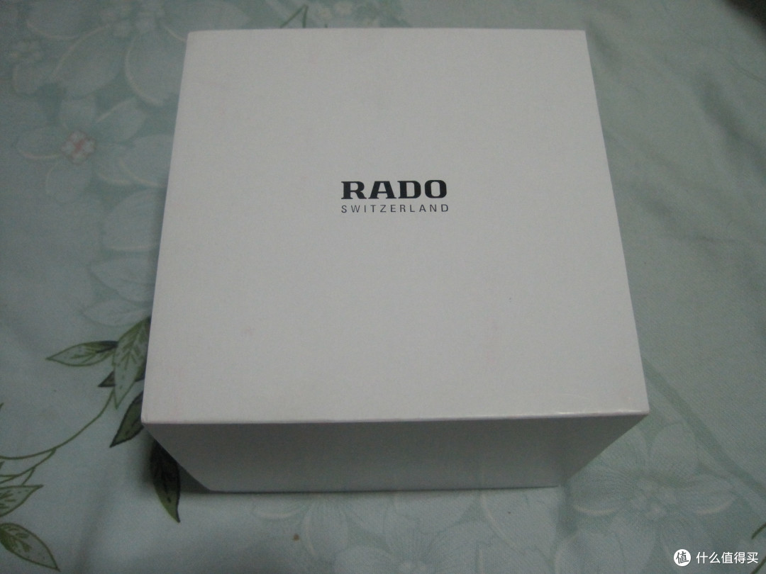 盒子上大大的RADO字样