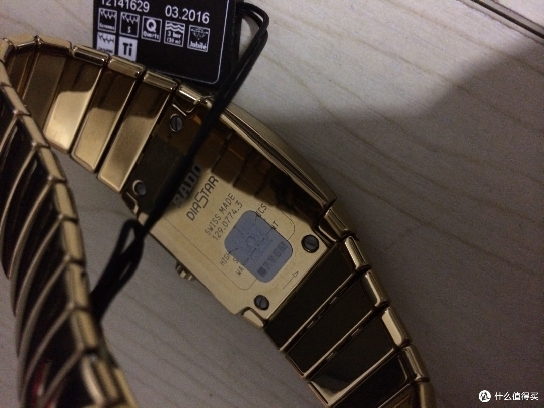 手表背面，swiss made