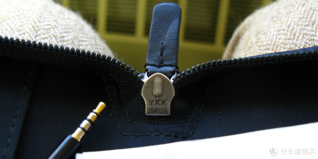 YKK拉链，质量不错，手感顺畅。