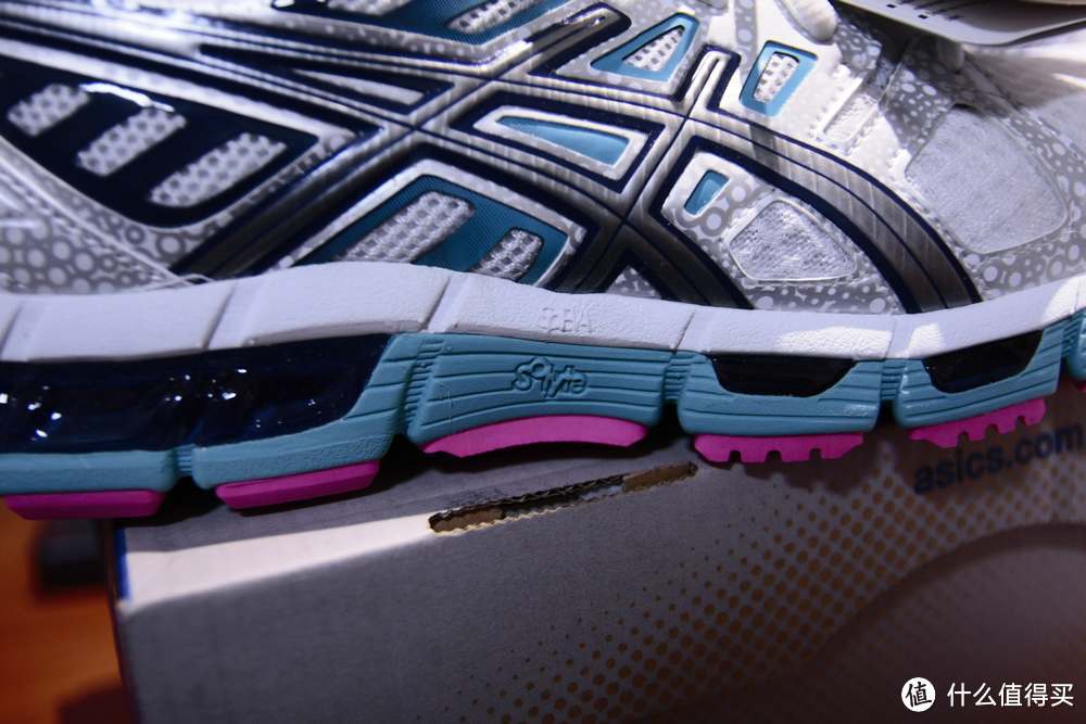 海淘三双ASICS 亚瑟士：GEL-Cirrus33 2 女款跑鞋、GEL-Nimbus 14 男款*级缓震跑鞋、GEL-Cumulus 14 缓冲跑鞋