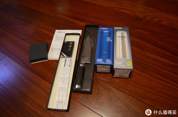 一共买了一把刀 2个保温杯 一共1450g好像 反正收了140块运费 一共买了一把刀 2个保温杯 一共1450g好像 反正收了140块运费