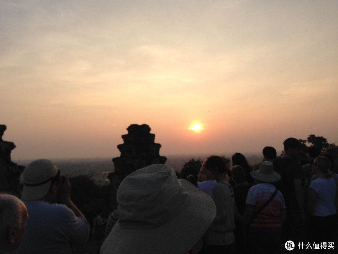 巴肯寺上人山人海，大家都是来看日落的，上寺之前还要排队，因为寺庙太老了，为了安全只能有一定的人数在上面