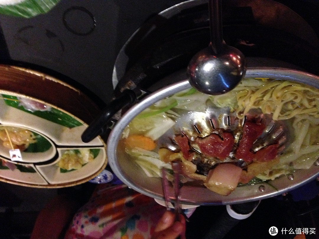 柬式火锅，中间那坨肥肉是放在锅的顶部让油一直流下来