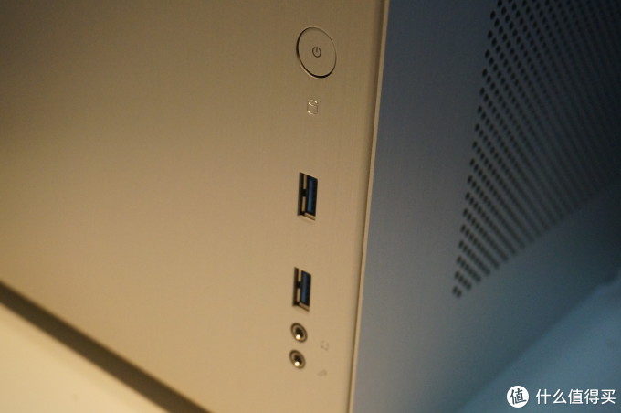 前面板两个USB3.0,加上联力加持,才选的Q33,当然价钱相对来说还行.. 前面板两个USB3.0,加上联力加持,才选的Q33,当然价钱相对来说还行..