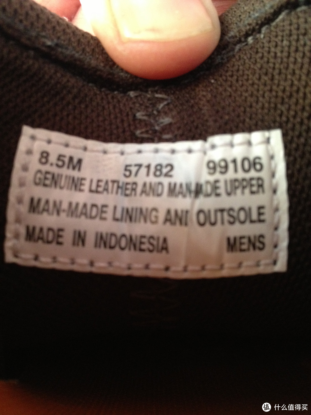 鞋子里面的标牌，居然是印尼制造