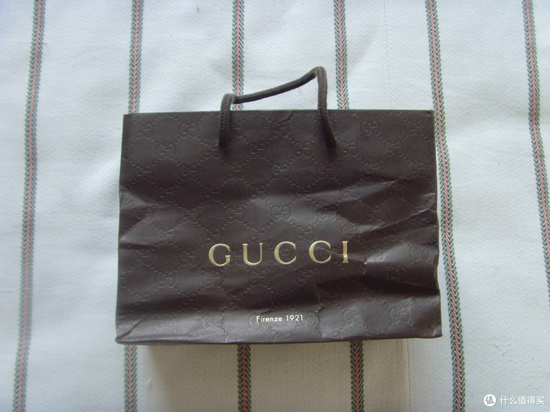 下面来个gucci腰带,也没看出比我淘宝买的好多少，扔到箱子角落里，翻出来发现纸袋子压坏了。