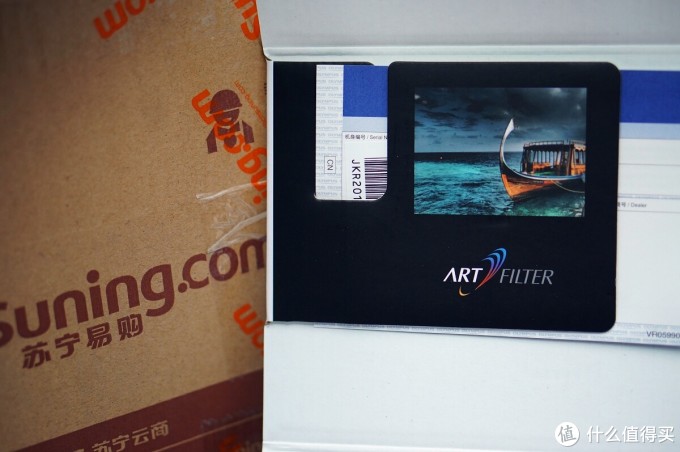 打开就能看到夹在内页的保卡,任何人都不会错过。相当用心的设计。 打开就能看到夹在内页的保卡,任何人都不会错过。相当用心的设计。