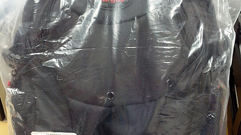 泰格斯都市风时尚双肩背包外观展示(拉链头|卡扣|防雨罩|背带)
