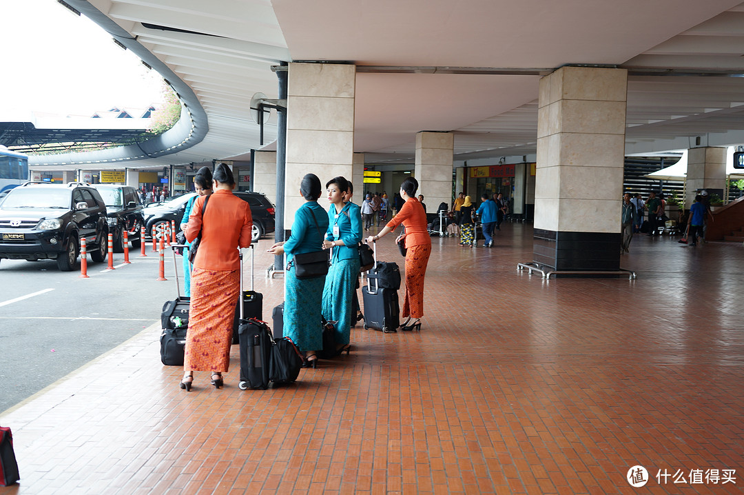 鹰航的空姐们在等待机场的接送车，她们是我们在印尼遇到的唯一不用给小费的服务行业