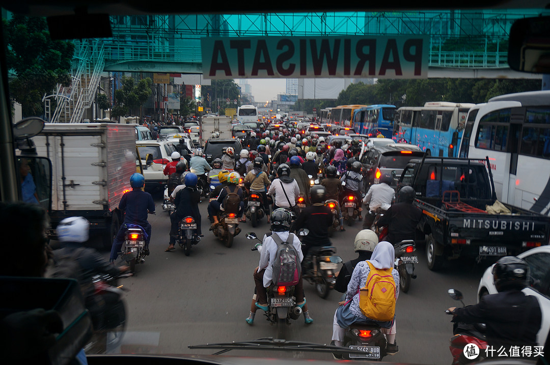 拥堵的街道，摩托车遍地，在雅加达几乎每一个成年人都拥有一辆摩托车，而且这个城市没有红绿灯，但是没有别夹塞，也没有喇叭长鸣，真是讽刺