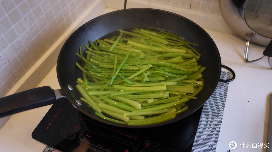 芹菜放入沸水中煮熟捞出待用。。。。