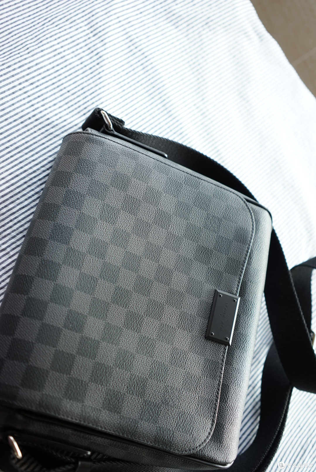 英国归来,给自己的新年礼物:Louis Vuitton DISTRICT 男款单肩包 N41260 + BOTTEGA VENETA BV 宝缇嘉 编织长款钱包