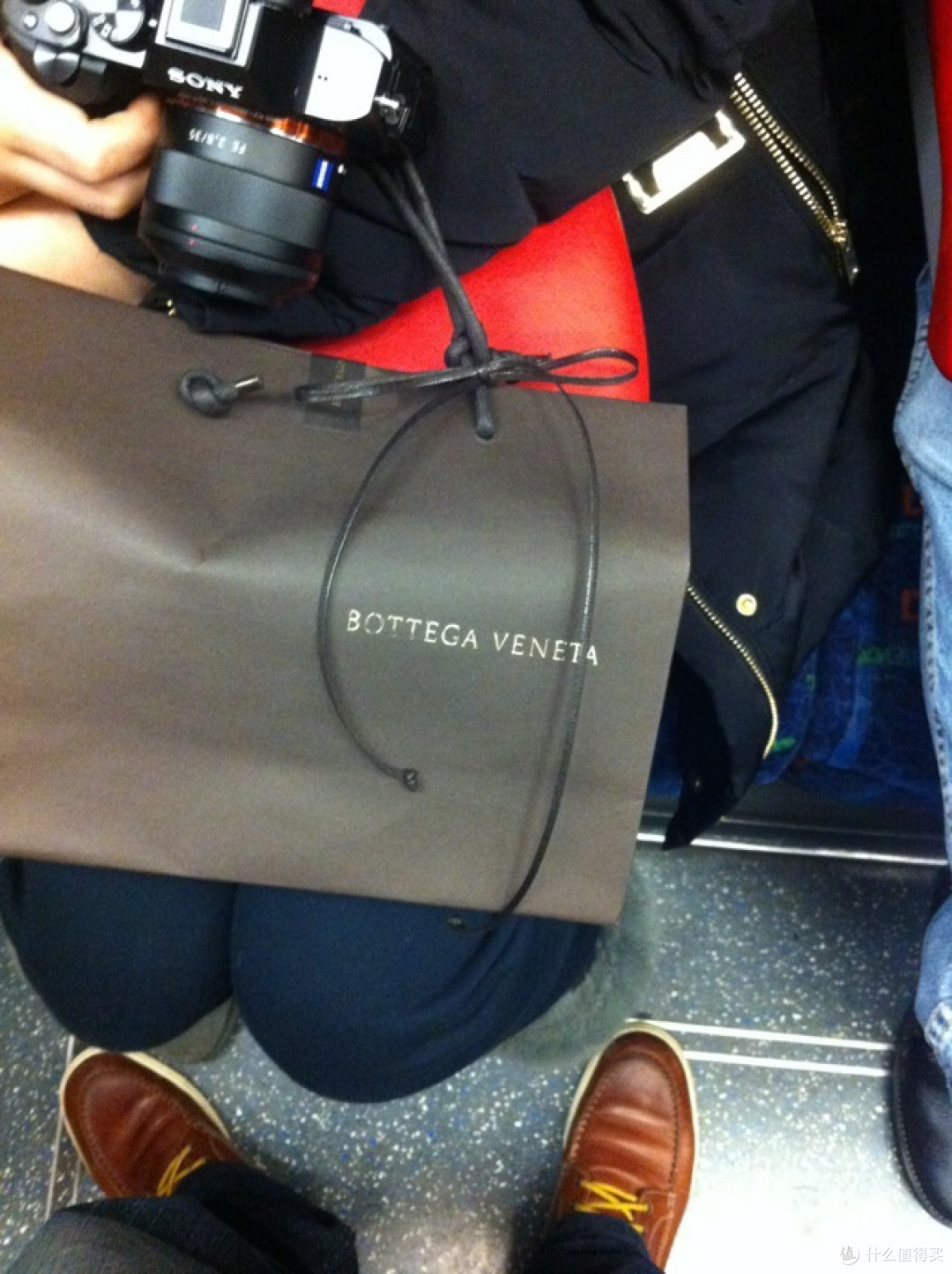 英国归来,给自己的新年礼物:Louis Vuitton DISTRICT 男款单肩包 N41260 + BOTTEGA VENETA BV 宝缇嘉 编织长款钱包