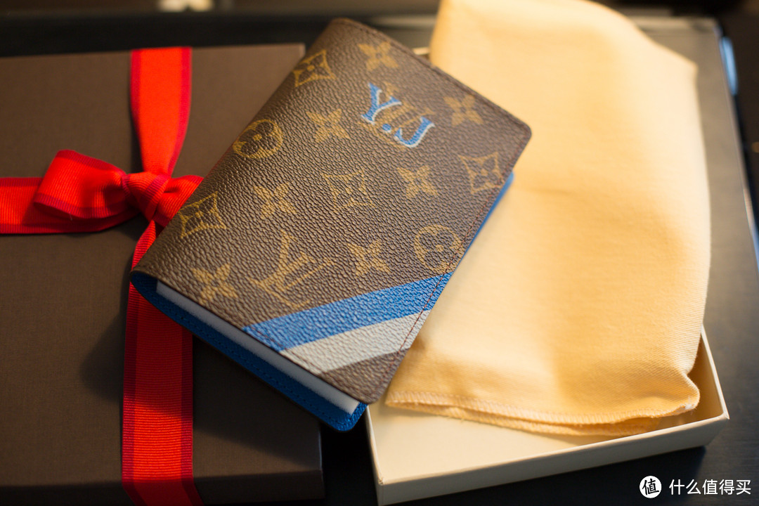 被欺负的孤单情人节：Louis Vuitton 定制款护照包