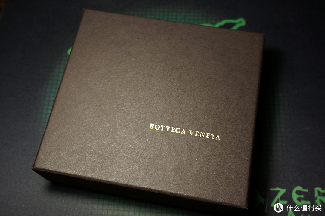 比较朴实的盒子，上面只有烫金的LOGO：Bottega Veneta