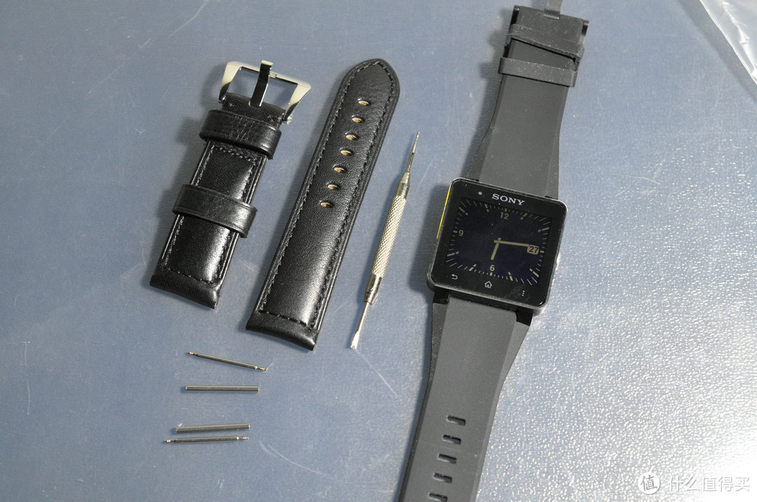 SW2可以自行购买24mm的表带来更换。方法与普通手表相同。