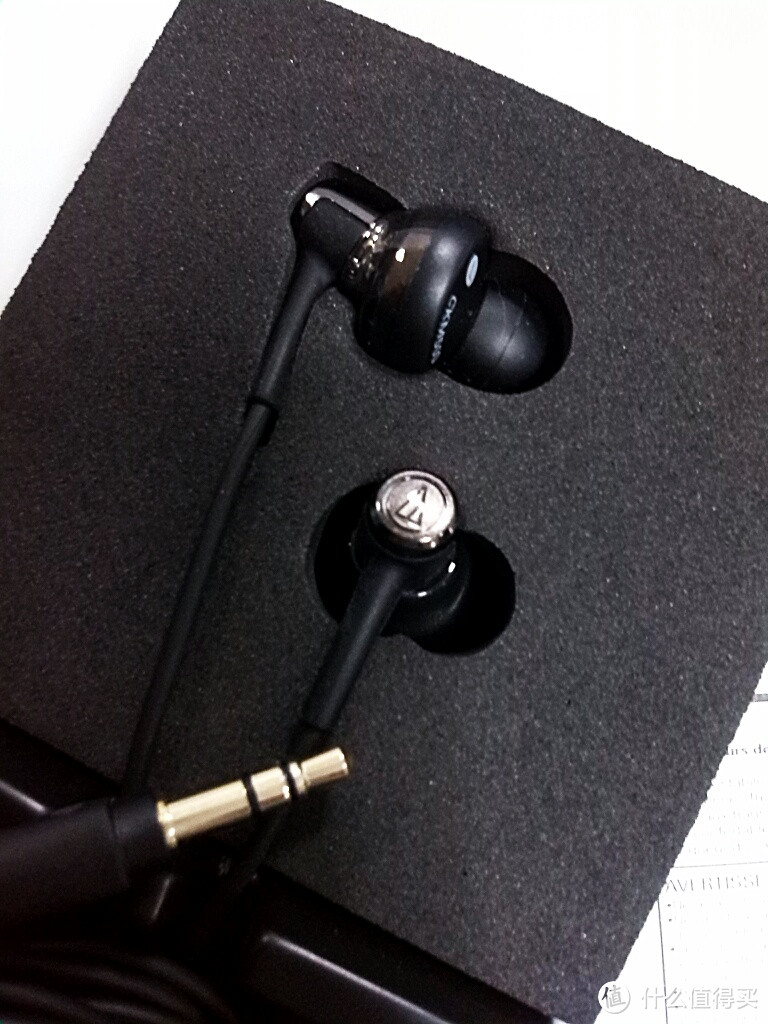耳机特写，虽然是黑色，但有独特的金属质感