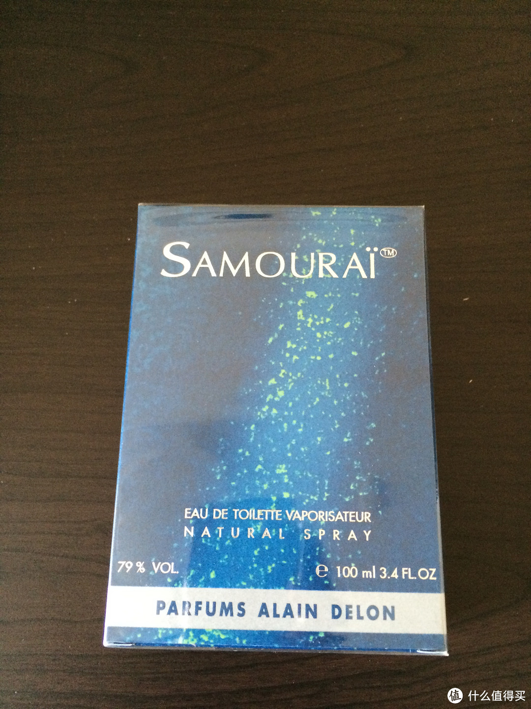 正面照，最下面是品牌，阿兰德龙香水，最上面的SAMOURAI日本語さむ