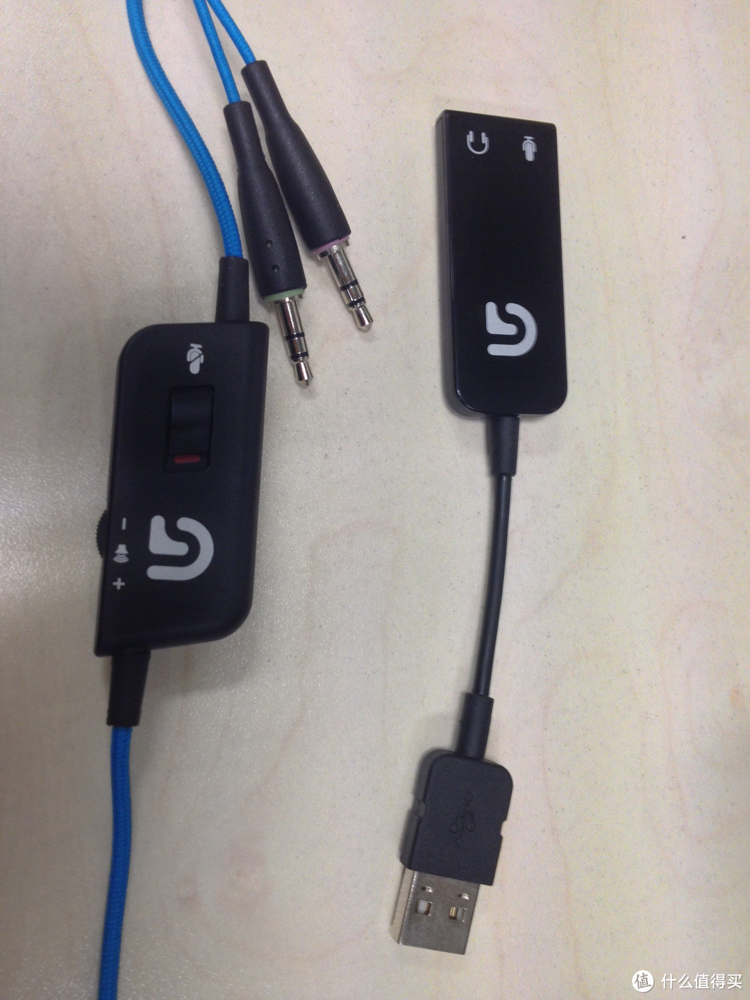 线控和USB声卡合影，可以看到线控有麦克静音键