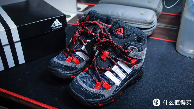 给1周岁3个月儿子海淘的登山鞋：adidas 阿迪达斯 Kids Flint II