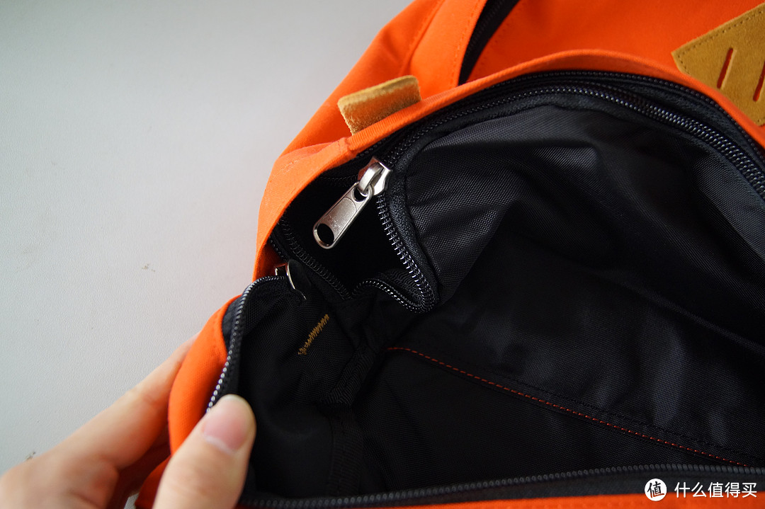 TNF Medium Day Pack 背包 和 鬼冢虎 Alliance 跑鞋