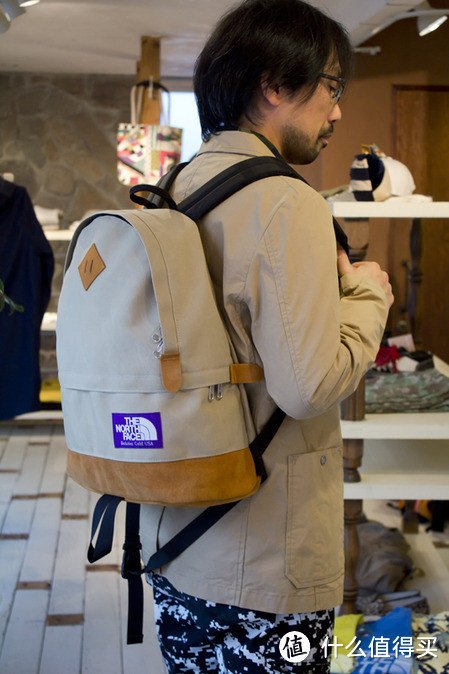 TNF Medium Day Pack 背包 和 鬼冢虎 Alliance 跑鞋