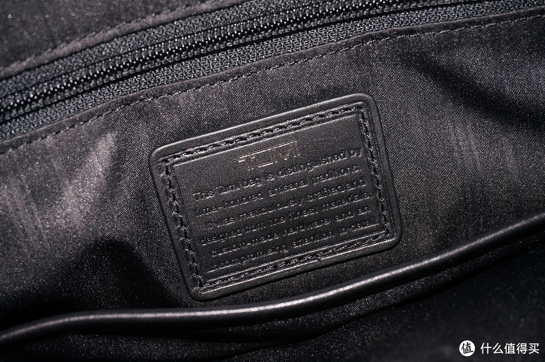 Tumi Luggage Centro Venezia Leather  男款单肩斜挎包
