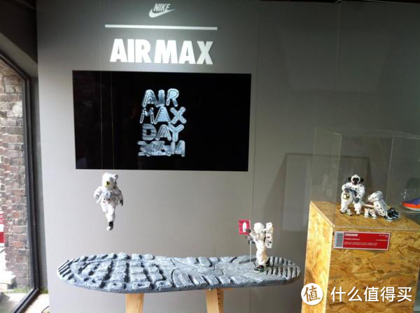 穿着Air Max去登月 Coolrain打造“Air Max Day”特别版人偶