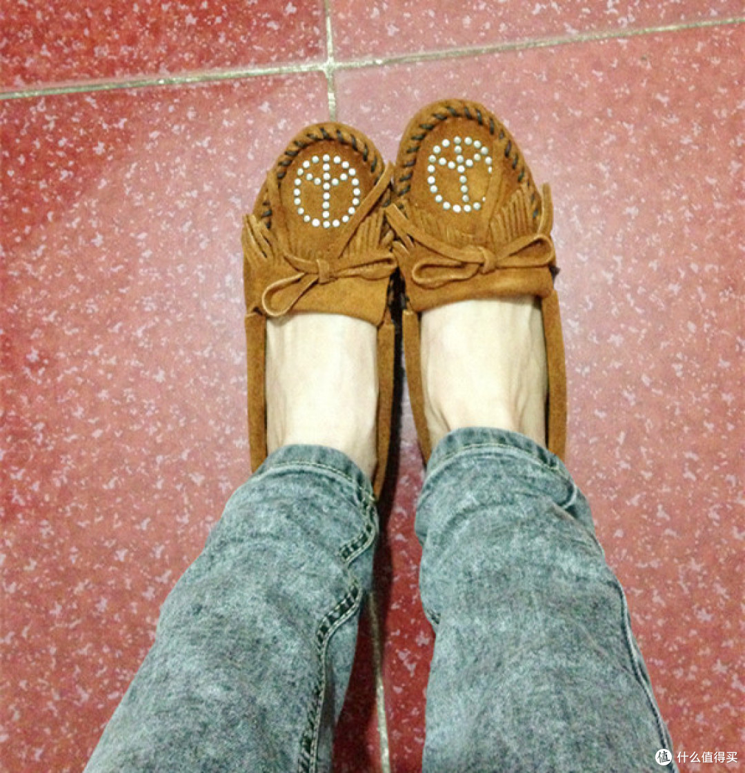 3双Minnetonka 迷你唐卡 女鞋：Kilty Peace Sign Moccasin、Studded Moccasin、Double Fringe Side Zip Boot