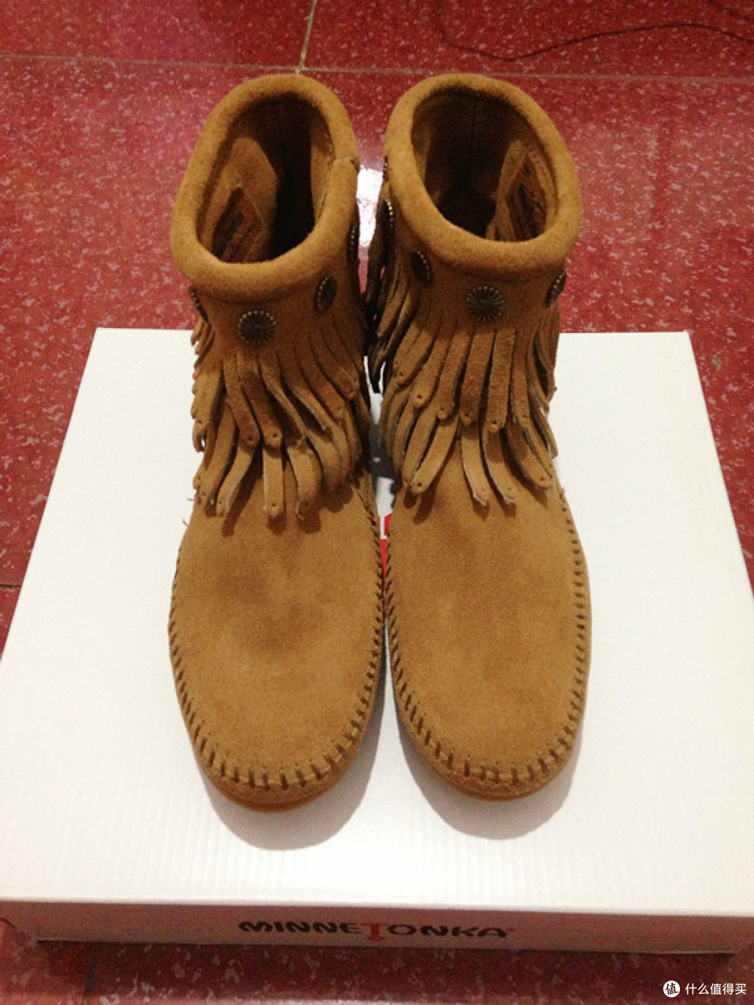 3双Minnetonka 迷你唐卡 女鞋：Kilty Peace Sign Moccasin、Studded Moccasin、Double Fringe Side Zip Boot