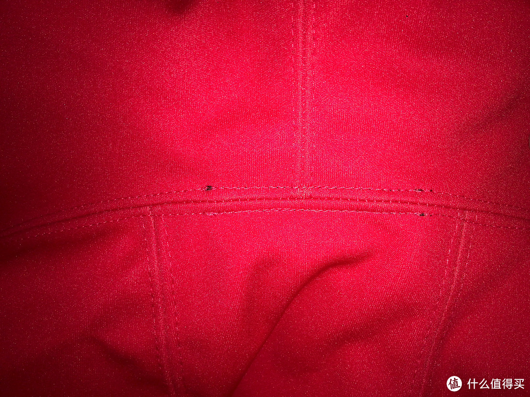 后背帽子下方的缝接口,好事有一部分的黑线头露出来了!