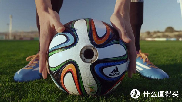 ADIDAS阿迪达斯为世界杯用球内置摄像头 球眼看世界