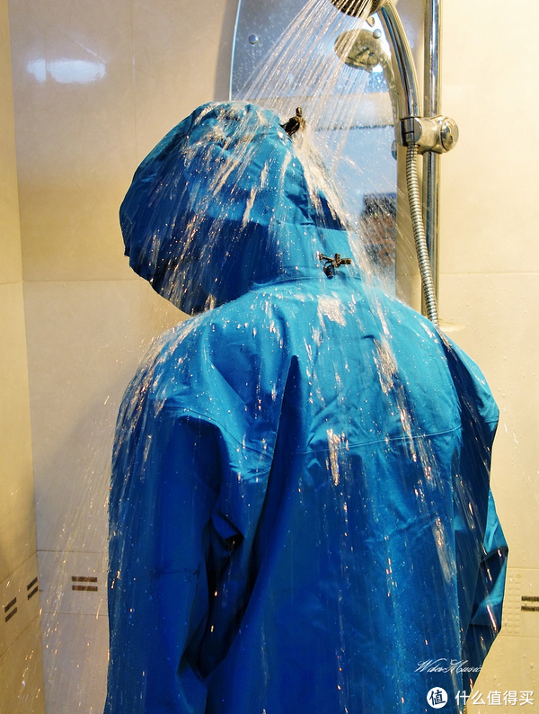 Mammut 猛犸象 Ultimate Inuit 男款软壳外套+Arcteryx 始祖鸟 Alpha LT Jacket 冲锋衣，附模拟暴雨测试