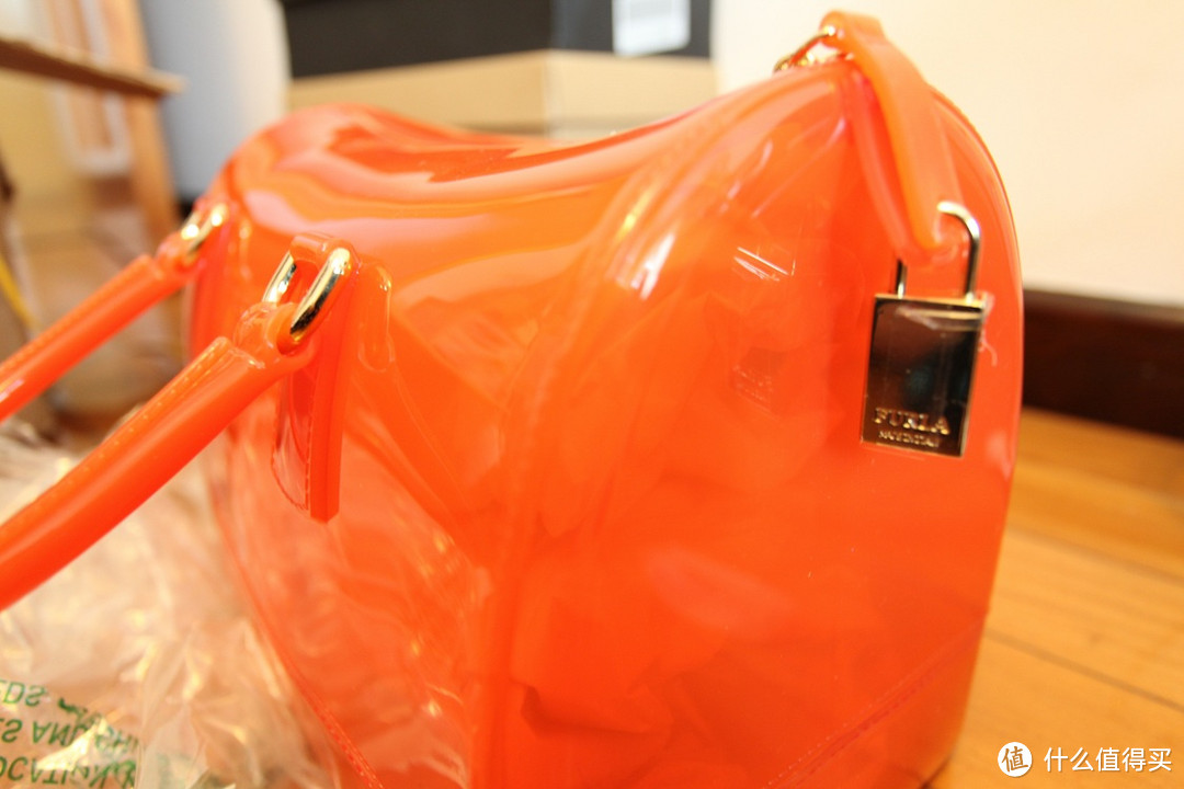 新鲜热辣的果冻：Furla Candy S Bauletto Satchel 果冻包