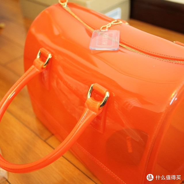新鲜热辣的果冻：Furla Candy S Bauletto Satchel 果冻包
