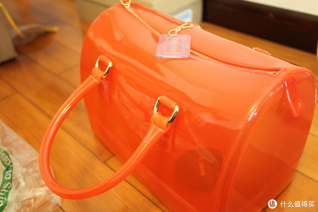 新鲜热辣的果冻：Furla Candy S Bauletto Satchel 果冻包