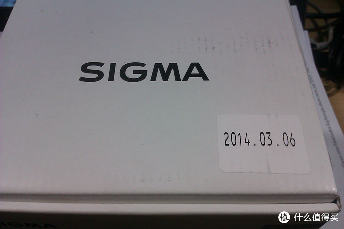 为拍夜店入器材：新烧的SIGMA 适马 35mm F1.4 DG HSM 单反镜头，内附一大波妹子