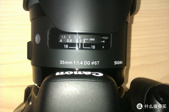 为拍夜店入器材：新烧的SIGMA 适马 35mm F1.4 DG HSM 单反镜头，内附一大波妹子