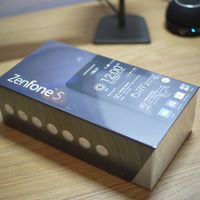 华硕 ZenFone 5 智能手机开箱展示(屏幕|电源键|接口|麦克风|数据线)