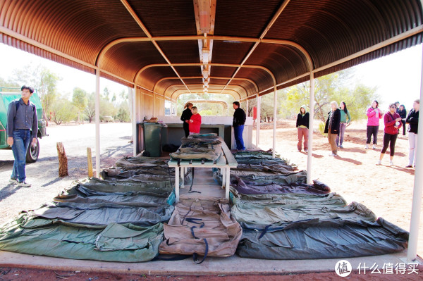 把脏脏的布满泥土的行军铺盖摊开通风透气