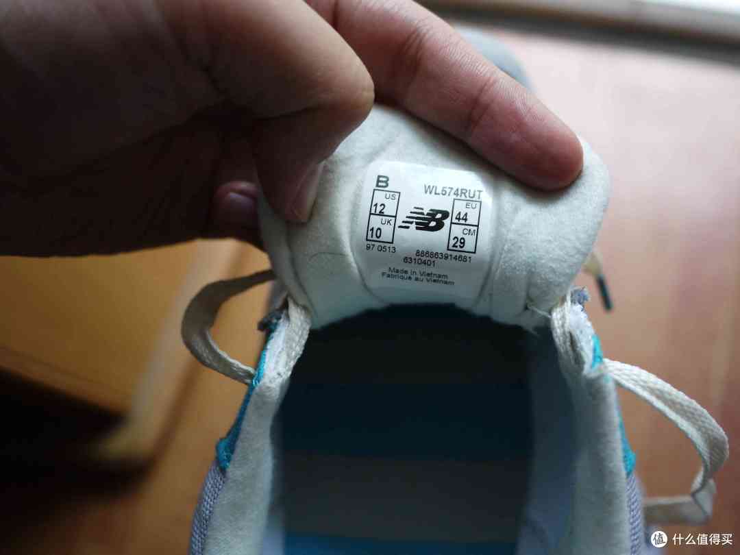 鞋舌头清楚的写着wl574哦~人家是女款哦