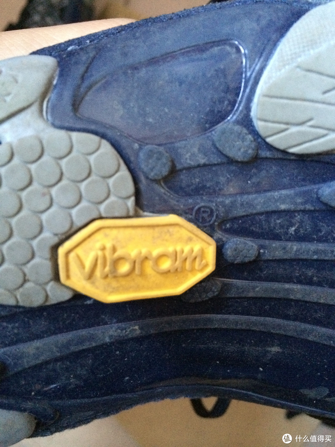 大底VIBRAM LOGO特写