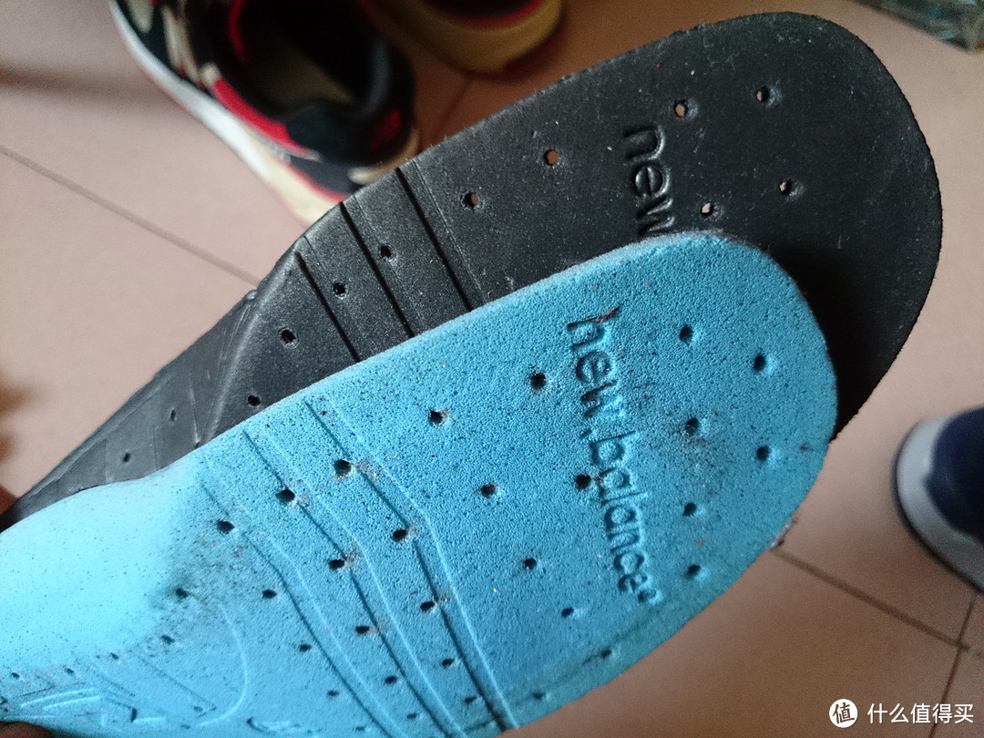 998鞋垫底部是黑色的。999底部是蓝色的，材质是高密度海绵