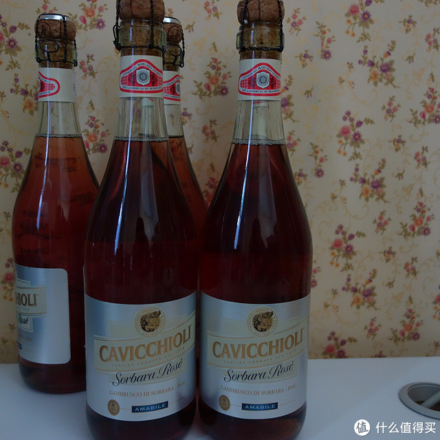 我喝的是酒还是饮料？Cavicchioli 卡维留里 索巴纳 半甜低泡桃红葡萄酒音乐礼盒