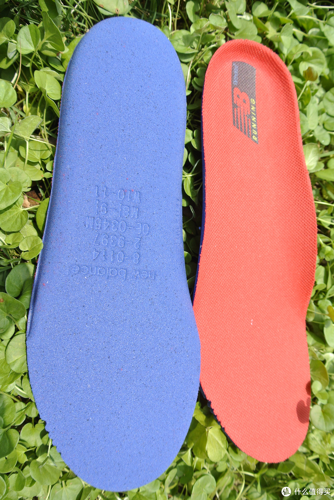 鞋垫为红色，脚跟的位置印有品牌的标志，背面为蓝色