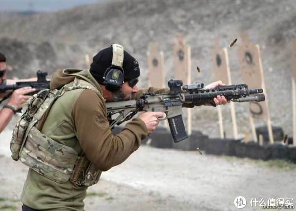 战术大胡子教主chris costa和他的招牌教主持木仓姿势