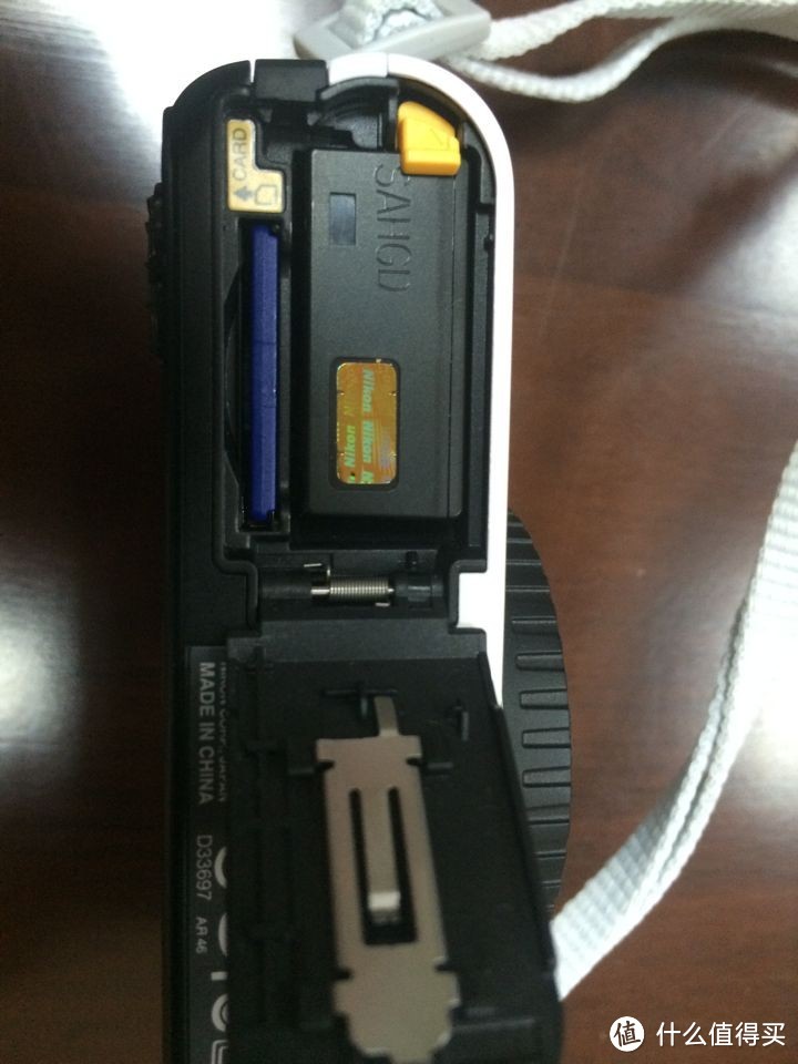 电池和SD卡槽