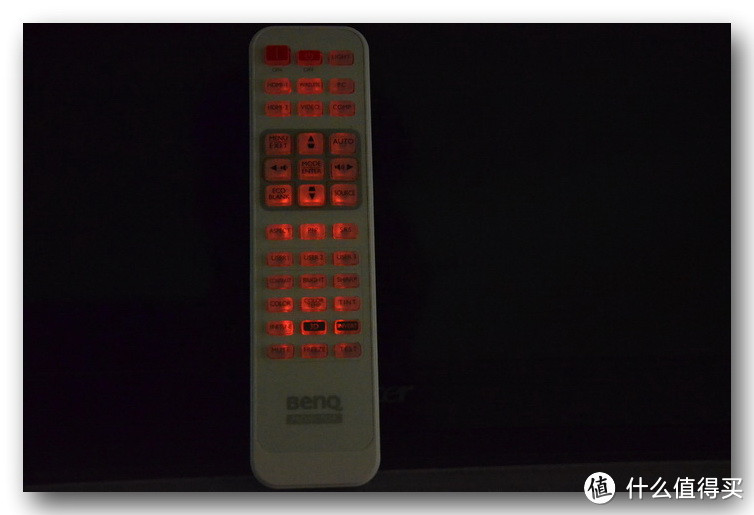 红色背光 设计方便 光线较暗时可以看到按键