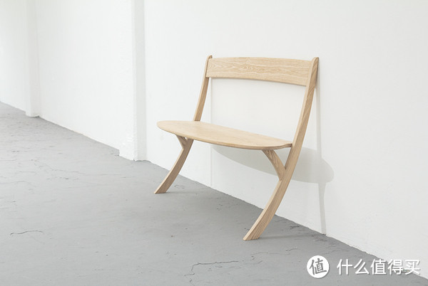 荷兰设计师 Izabela Bołoz 打造两腿长椅 Leaning Bench