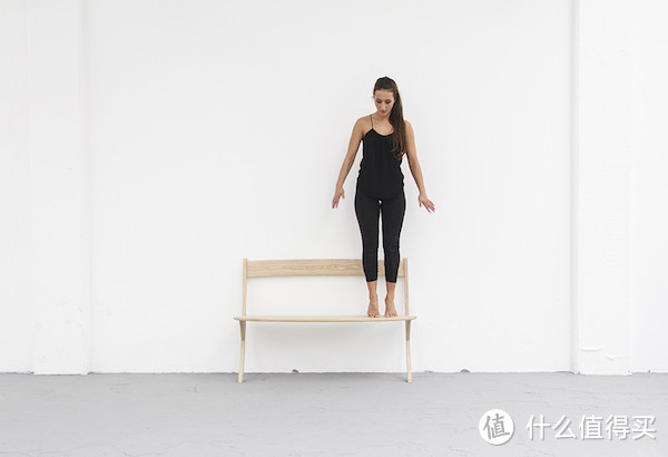 荷兰设计师 Izabela Bołoz 打造两腿长椅 Leaning Bench